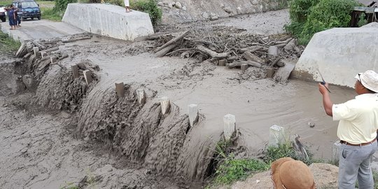 Banjir Lahar Dingin Landa Kaki Gunung Sinabung