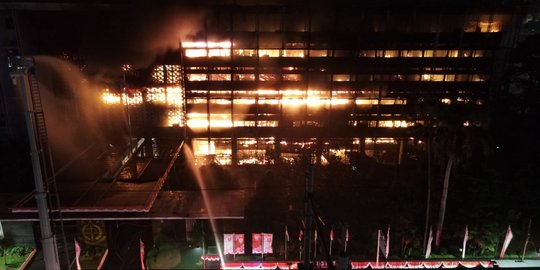 Foto-Foto Kebakaran Gedung Kejagung dari Udara