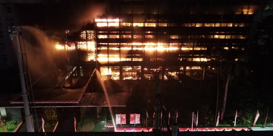 PMI Terjunkan Ambulans Bantu Penanganan Kebakaran Gedung Kejaksaan Agung