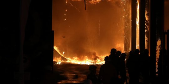 Lewat Tengah Malam, Kebakaran di Gedung Kejagung Belum Padam Seluruhnya
