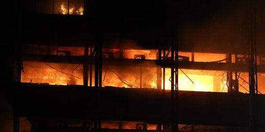 Minggu Pagi, Api Mulai Padam dan Asap Masih Terlihat di Gedung Kejagung