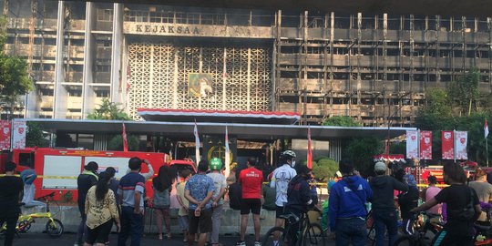 Minggu Pagi, Warga Berkerumun Lihat Sisa Kebakaran Gedung Kejagung