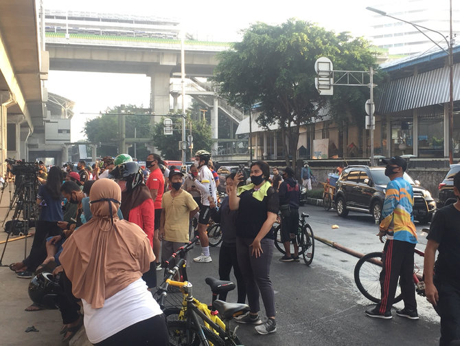warga lihat kebakaran kejagung