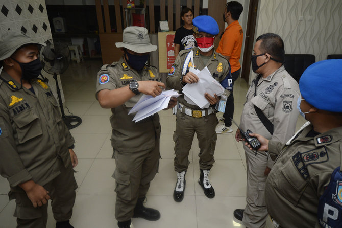 satpol pp jaring pasangan bukan suami istri dalam razia hotel di tangsel