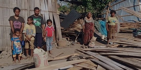 Derita Janda di Sikka, Rumah Porak Poranda Diterjang Puting Beliung