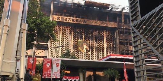 Gedung Kejaksaan Agung Terbakar atau Sengaja Dibakar?