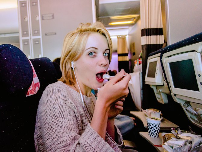 ilustrasi makan di pesawat
