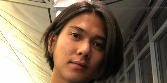 Potret Terbaru Iqbaal  Dilan  Rambut  Gondrong Bikin 