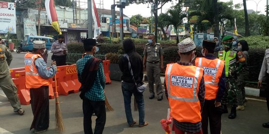 Terjaring Razia Masker di Depok, Santri Asal Banten Dihukum Bersihkan Fasilitas Umum