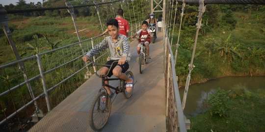 Asyiknya Jalan-Jalan Sore di Jembatan Gantung Bojongsari