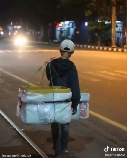 bocah kecil 12 tahun dagang keripik keliling hingga tengah malam