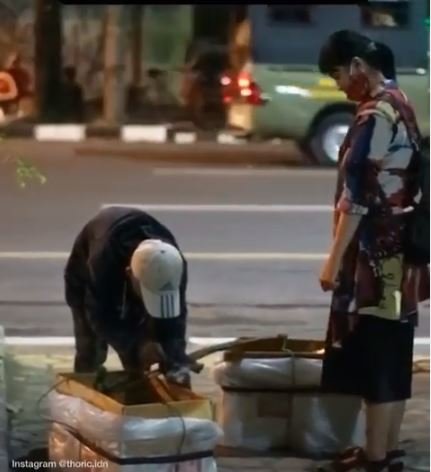 bocah kecil 12 tahun dagang keripik keliling hingga tengah malam