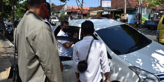 Ditinggal Makan, Uang Rp 70 Juta Pasutri Digondol Pencuri Bermodus Pecah Kaca Mobil