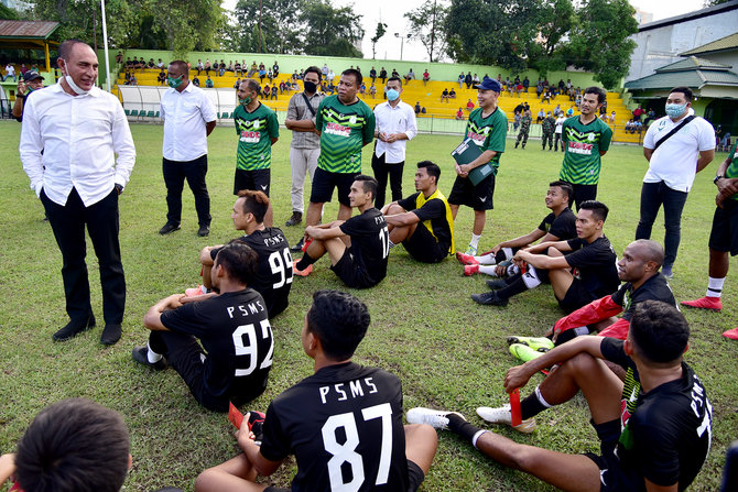 beri motivasi jelang liga 2 ini potret keseruan gubernur sumut bersama pemain psms