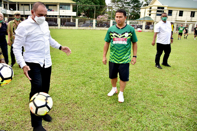 beri motivasi jelang liga 2 ini potret keseruan gubernur sumut bersama pemain psms