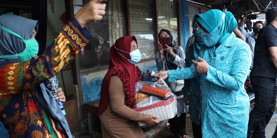 Istri Tito Karnavian Bagikan Tiga Juta Masker di Sumbar