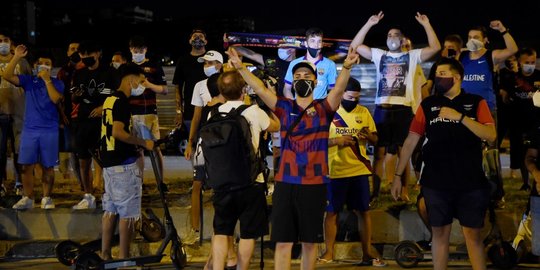 Messi Akan Hengkang, Suporter Barcelona Gelar Protes di Markas Klub