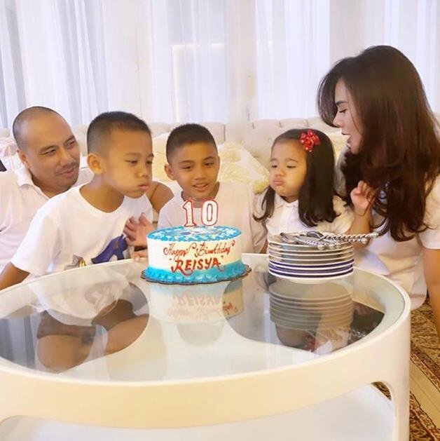 5 potret hangat puy brahmantya dan keluarga