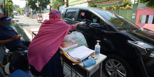 New Normal Pembagian Tugas Sekolah Secara Drive Thru