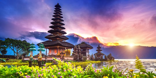 Tak Perlu Ke Luar Negeri, 10 Wisata Alam Eksotis Ini Hanya Ditemukan #Diindonesiaaja | Merdeka.com