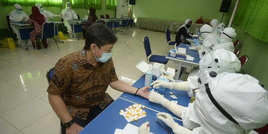 Ratusan Guru di Tangsel Jalani Rapid Test Covid-19