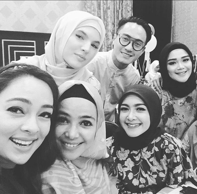 8 seleb ini unggah momen kenangan