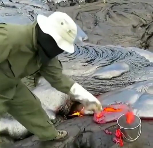 ahli geologi ambil sampel lava