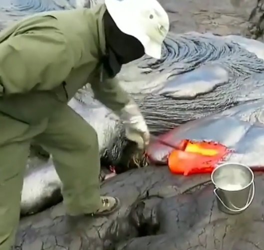 ahli geologi ambil sampel lava