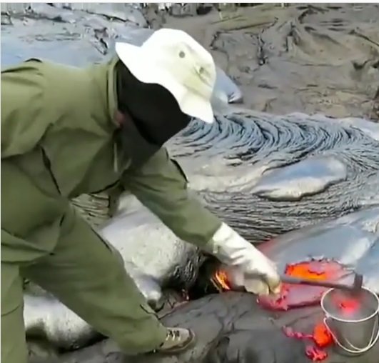 ahli geologi ambil sampel lava