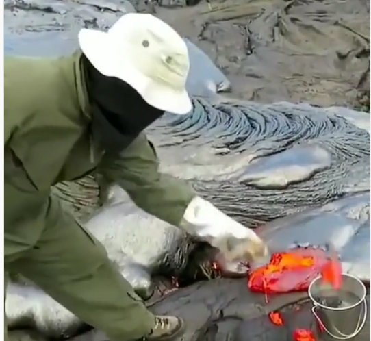 ahli geologi ambil sampel lava