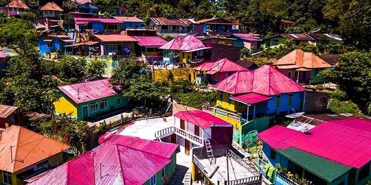 Destinasi Wisata Baru, Ini 4 Potret Kampung Warna Warni Tigarihit di Danau Toba