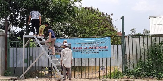 Akses ke Masjid Ditutup Hotel, Warga di Serang Naik Tangga Agar Dapat Beribadah