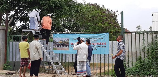 warga serang naik tangga ke masjid