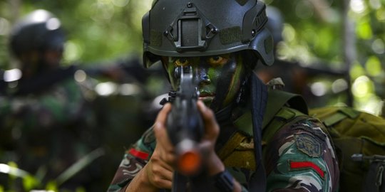 Aksi Prajurit TNI Latihan Perang Anti-Gerilya di Hutan Mata Ie