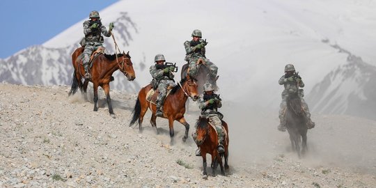 Gaya Tentara China Latihan Militer dengan Kuda di Pegunungan