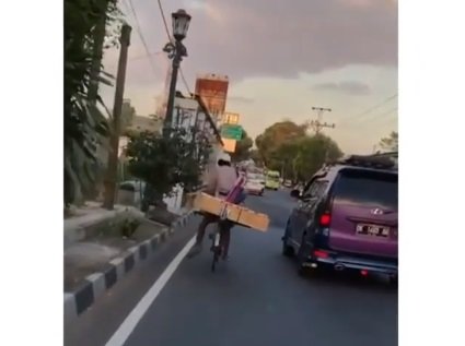 bapak bapak penjual tisu kayuh sepeda dengan satu kaki