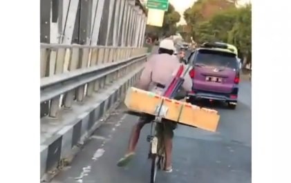 bapak bapak penjual tisu kayuh sepeda dengan satu kaki