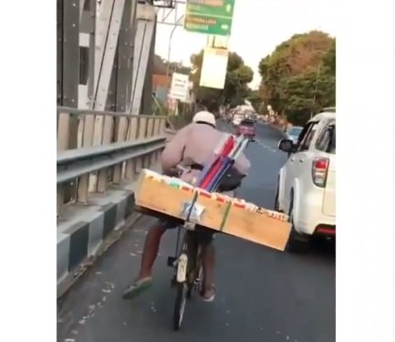 bapak bapak penjual tisu kayuh sepeda dengan satu kaki