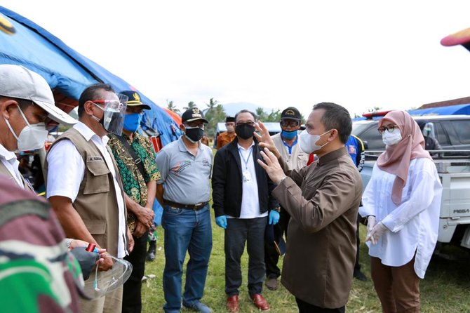 bupati banyuwangi azwar anas tinjau dapur umum