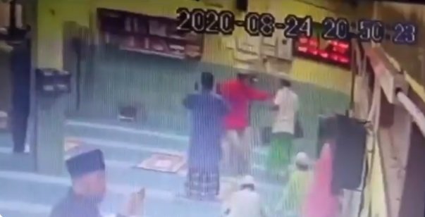 viral jamaah masjid pukul jamaah lain
