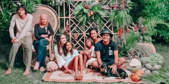 Potret Keluarga Lengkap Luna Maya Dua Kakaknya Curi Perhatian Merdeka Com