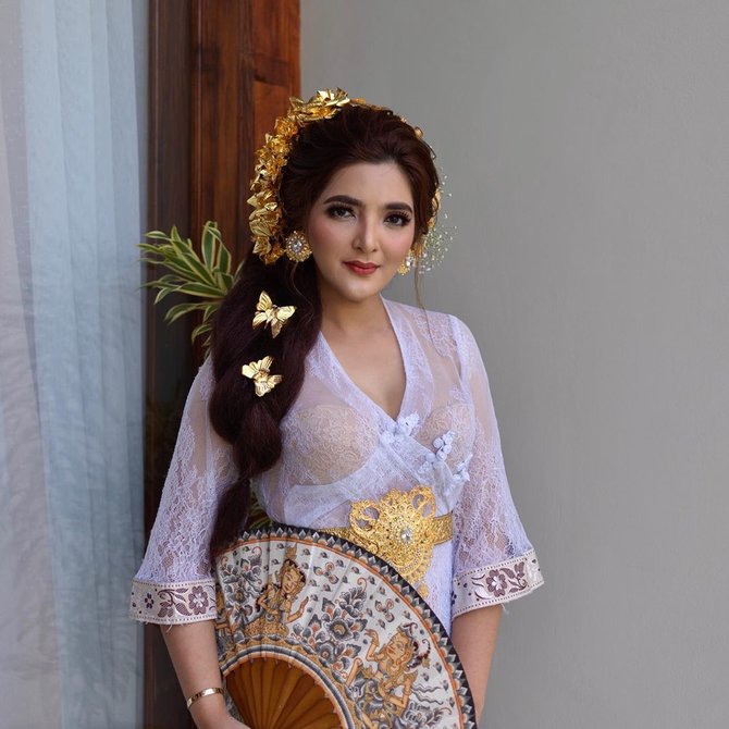 artis dalam balutan baju adat bali