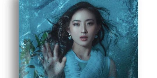Bak di Dalam Air yang Beku, Ini 6 Gaya Pemotretan Natasha Wilona yang Unik
