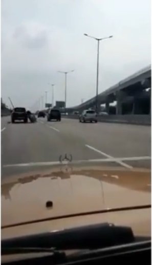 viral pengendara motor masuk jalan tol