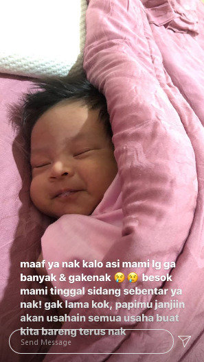 ditemani sang bayi vanessa angel tetap hadiri sidang meski alami baby blues