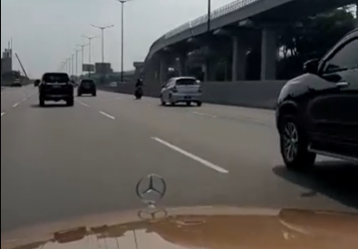 motor viral masuk tol cikampek