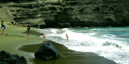 Keunikan Pantai Papakolea Hawaii yang Berpasir Hijau Zaitun