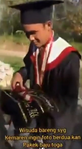 pria ini wisuda bareng pacar yang sudah meninggal sampai bawa toga ke makam