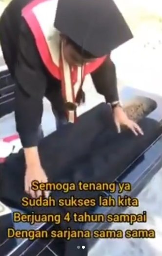 pria ini wisuda bareng pacar yang sudah meninggal sampai bawa toga ke makam