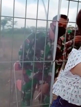 lama ditinggal dinas anak tni ini tak kenal ayahnya